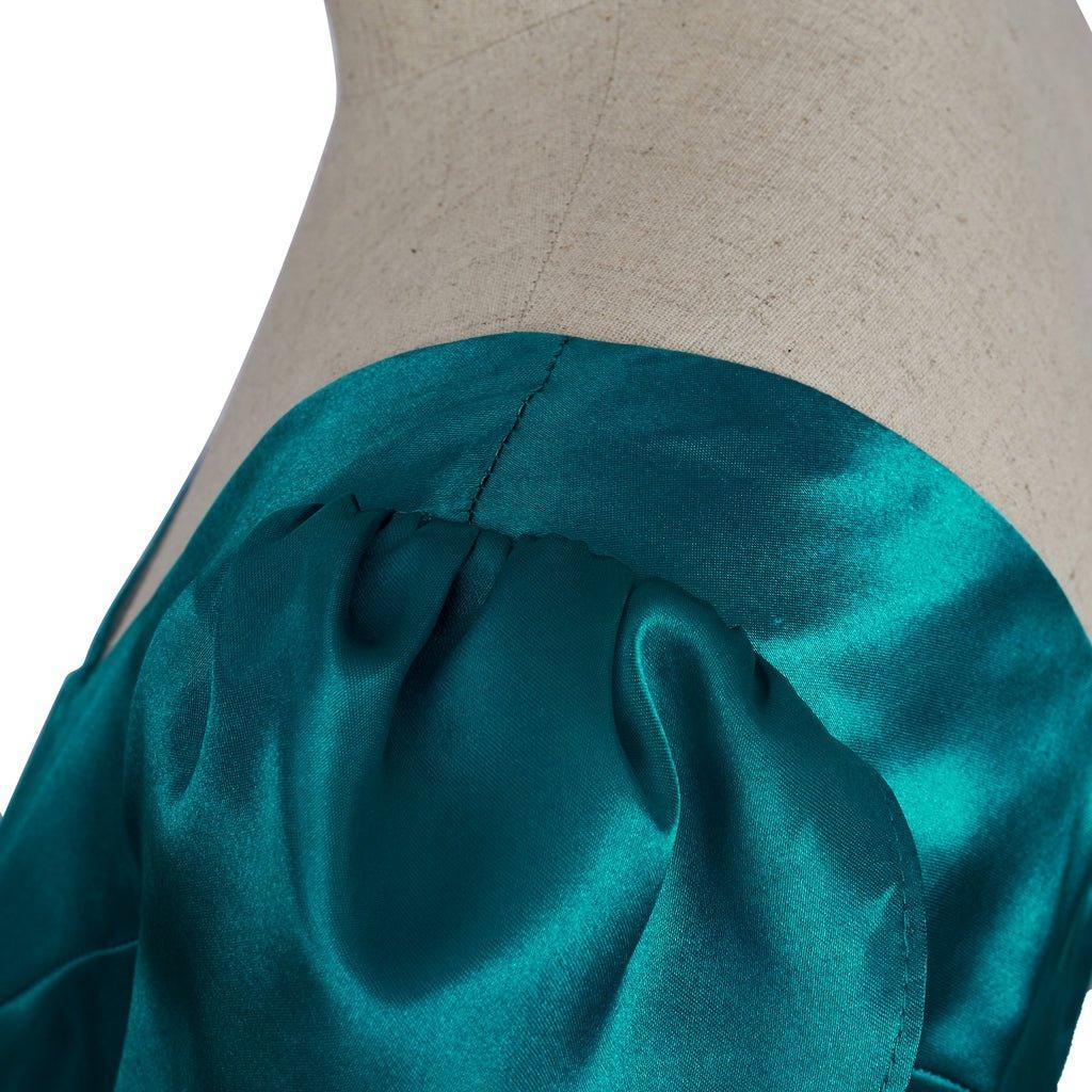 Medieval Traditional Empire Gown - Bridgerton Cosplay Costume in Emerald Green Silky Fabric - Coscosmos